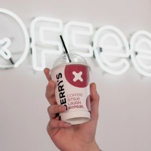 Ποτήρι Berry's μπροστά από φωτιζόμενο λογότυπο