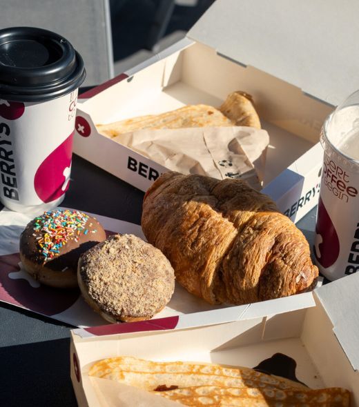 Προϊόντα Berry's με καφέ, croissant και γλυκά